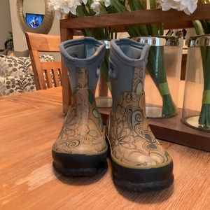 Size 10 Bogs Rain boots